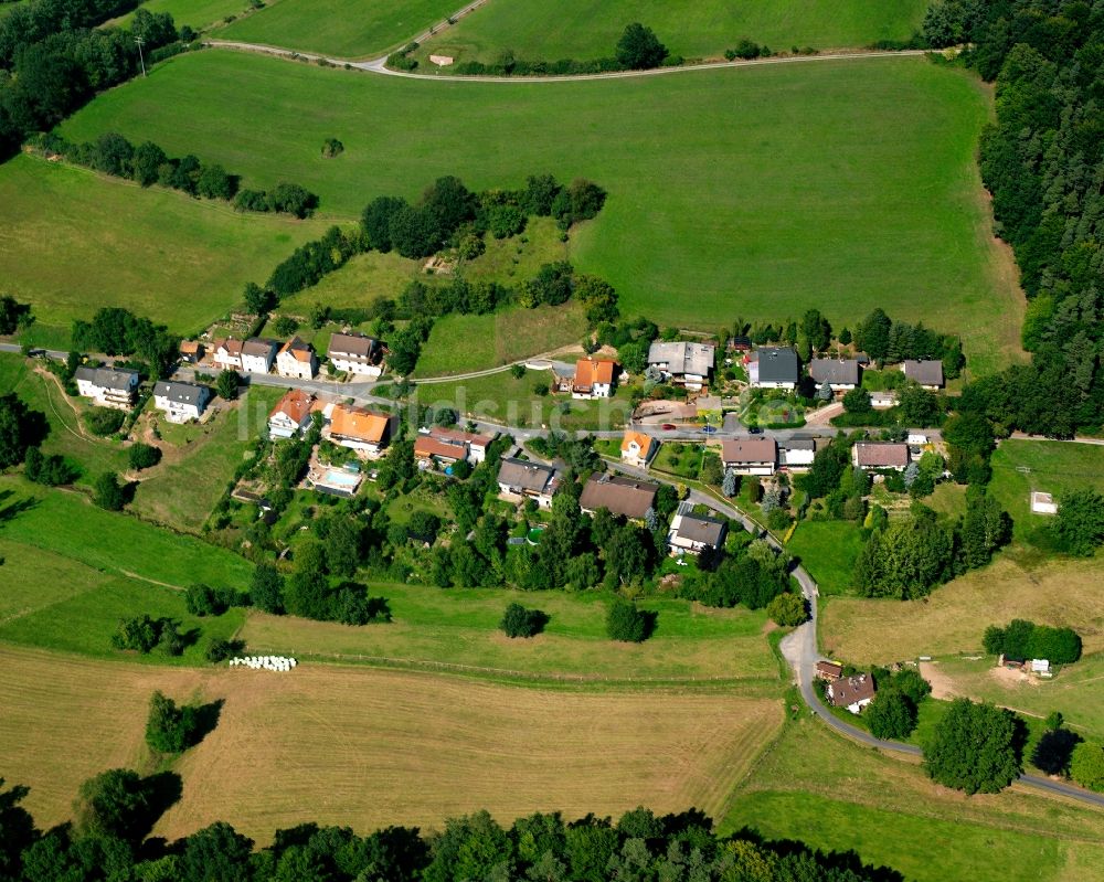 Schönnen aus der Vogelperspektive: Dorfkern am Feldrand in Schönnen im Bundesland Hessen, Deutschland