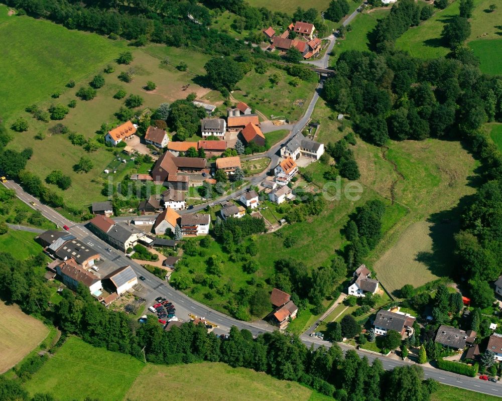 Luftbild Schönnen - Dorfkern am Feldrand in Schönnen im Bundesland Hessen, Deutschland