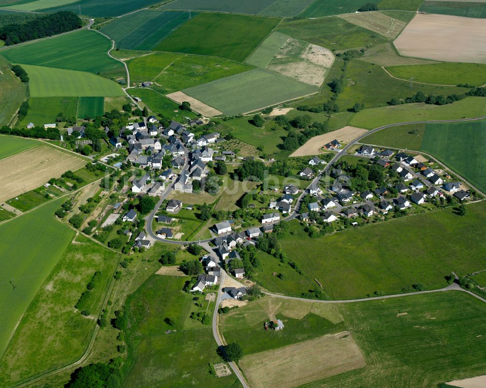 Schnorbach aus der Vogelperspektive: Dorfkern am Feldrand in Schnorbach im Bundesland Rheinland-Pfalz, Deutschland