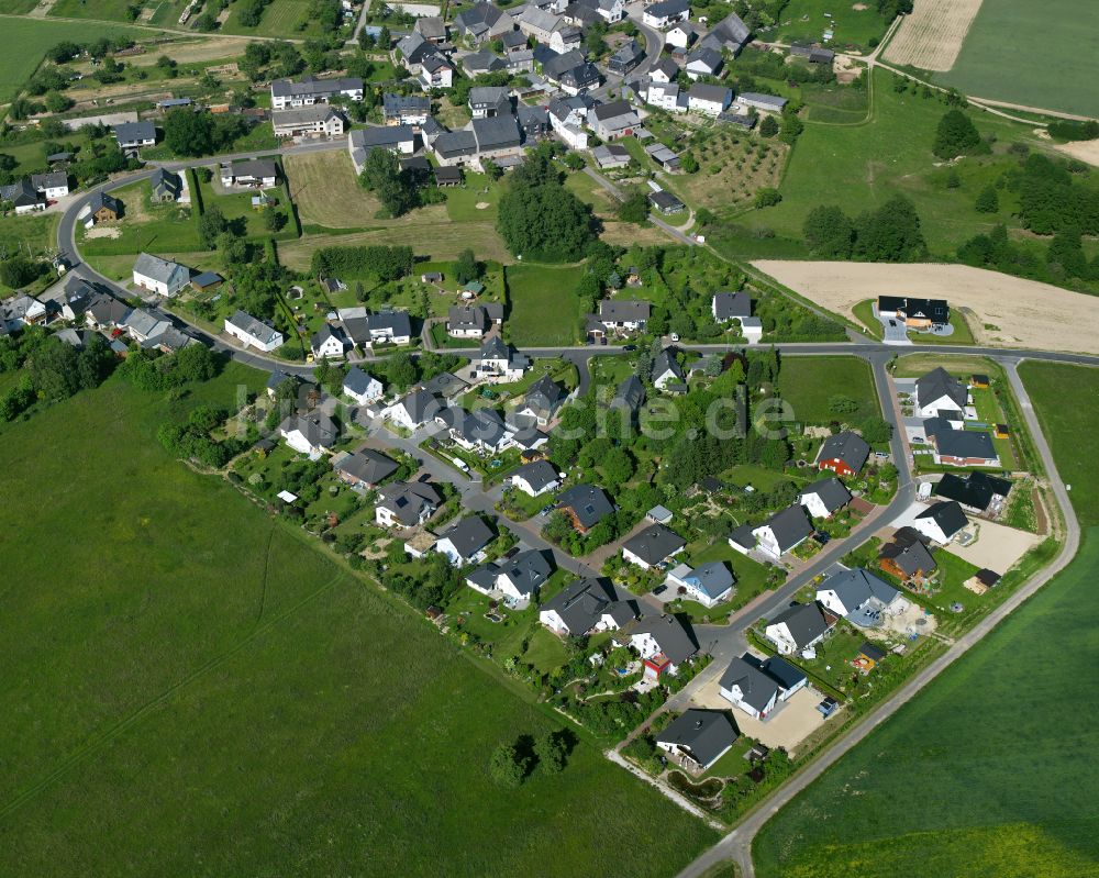 Luftaufnahme Schnorbach - Dorfkern am Feldrand in Schnorbach im Bundesland Rheinland-Pfalz, Deutschland