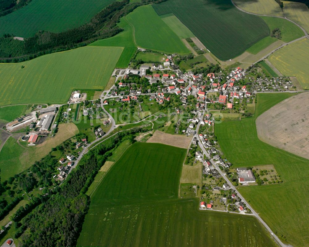 Schüptitz von oben - Dorfkern am Feldrand in Schüptitz im Bundesland Thüringen, Deutschland