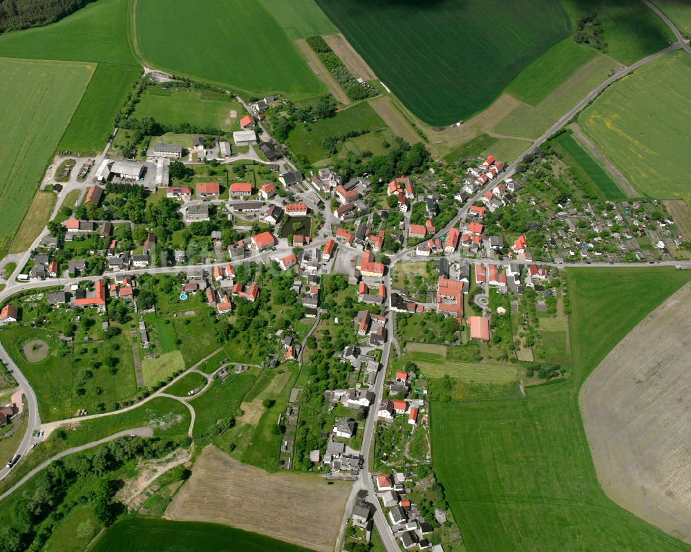 Schüptitz aus der Vogelperspektive: Dorfkern am Feldrand in Schüptitz im Bundesland Thüringen, Deutschland