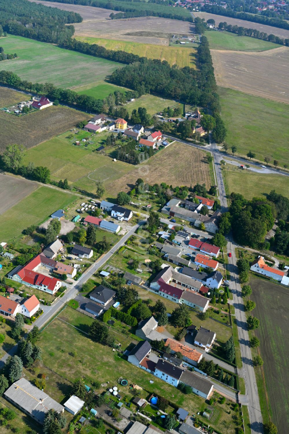 Luftaufnahme Schraden - Dorfkern am Feldrand in Schraden im Bundesland Brandenburg, Deutschland