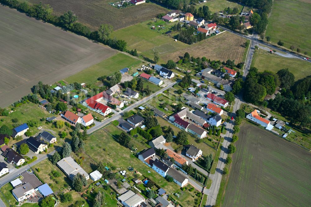 Schraden von oben - Dorfkern am Feldrand in Schraden im Bundesland Brandenburg, Deutschland