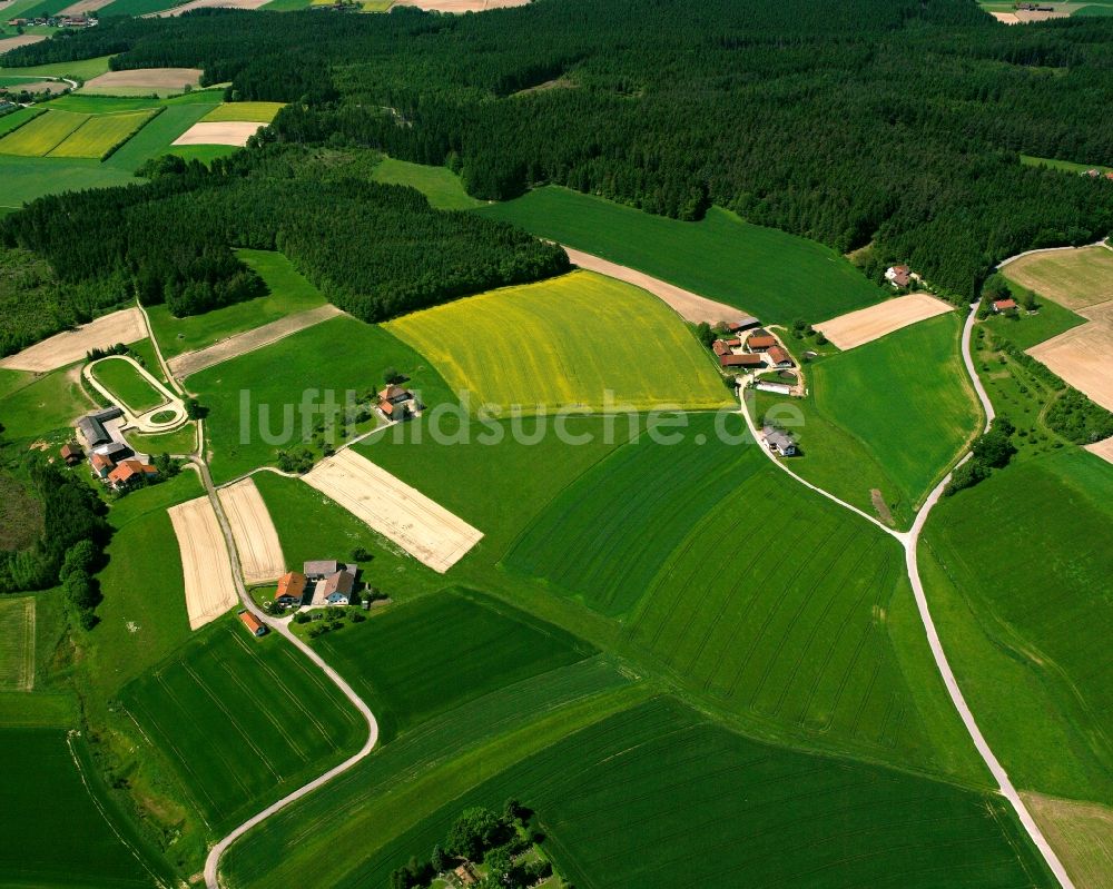 Luftbild Schuhöd - Dorfkern am Feldrand in Schuhöd im Bundesland Bayern, Deutschland