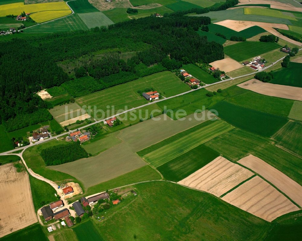 Schwaig aus der Vogelperspektive: Dorfkern am Feldrand in Schwaig im Bundesland Bayern, Deutschland