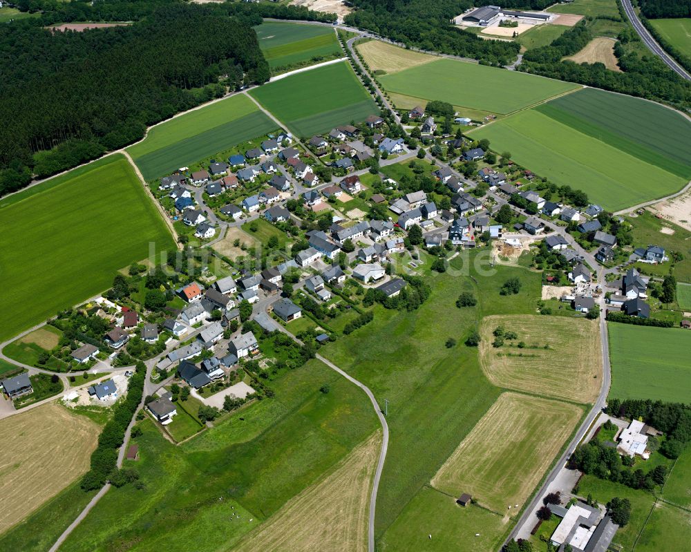 Schwall von oben - Dorfkern am Feldrand in Schwall im Bundesland Rheinland-Pfalz, Deutschland