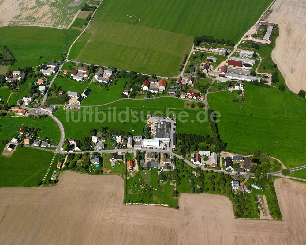 Schwarzbach von oben - Dorfkern am Feldrand in Schwarzbach im Bundesland Sachsen, Deutschland