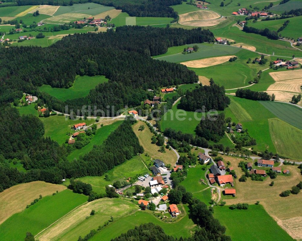 Luftbild Schwarzendachsberg - Dorfkern am Feldrand in Schwarzendachsberg im Bundesland Bayern, Deutschland