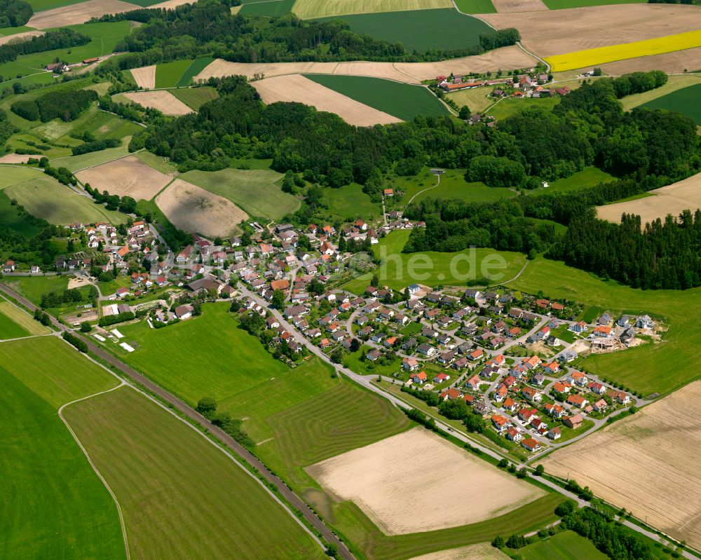 Schweinhausen von oben - Dorfkern am Feldrand in Schweinhausen im Bundesland Baden-Württemberg, Deutschland