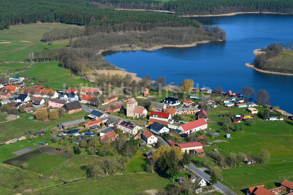 Schweinrich von oben - Dorfkern am Feldrand in Schweinrich im Bundesland Brandenburg, Deutschland