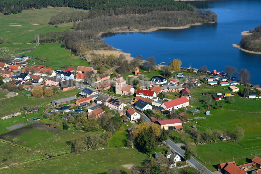 Schweinrich aus der Vogelperspektive: Dorfkern am Feldrand in Schweinrich im Bundesland Brandenburg, Deutschland