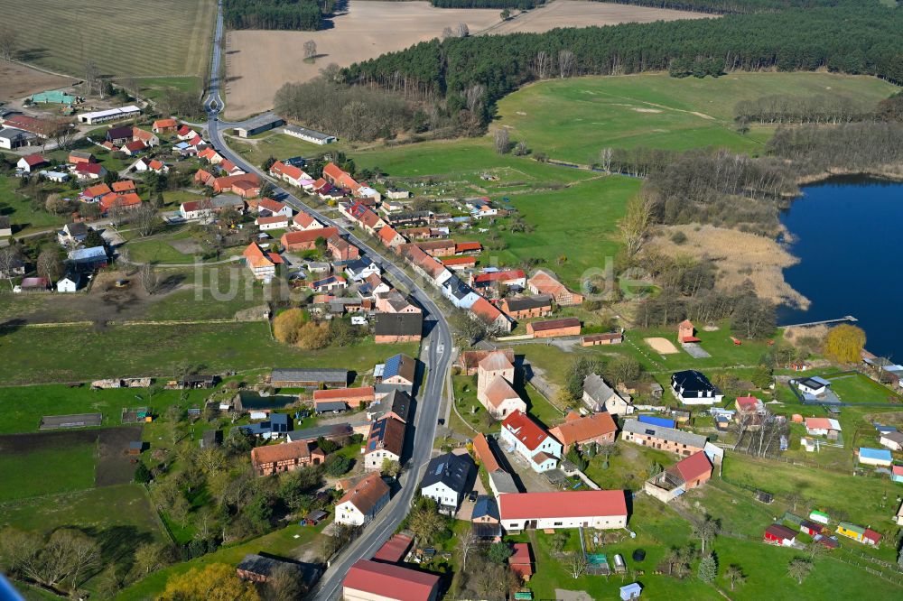 Schweinrich von oben - Dorfkern am Feldrand in Schweinrich im Bundesland Brandenburg, Deutschland