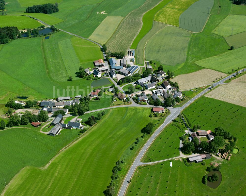 Luftaufnahme Schweinsbach - Dorfkern am Feldrand in Schweinsbach im Bundesland Bayern, Deutschland