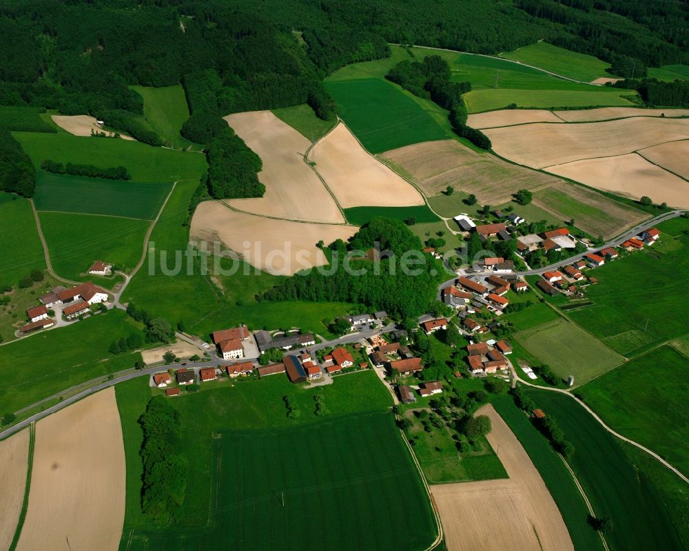 Schwertling von oben - Dorfkern am Feldrand in Schwertling im Bundesland Bayern, Deutschland