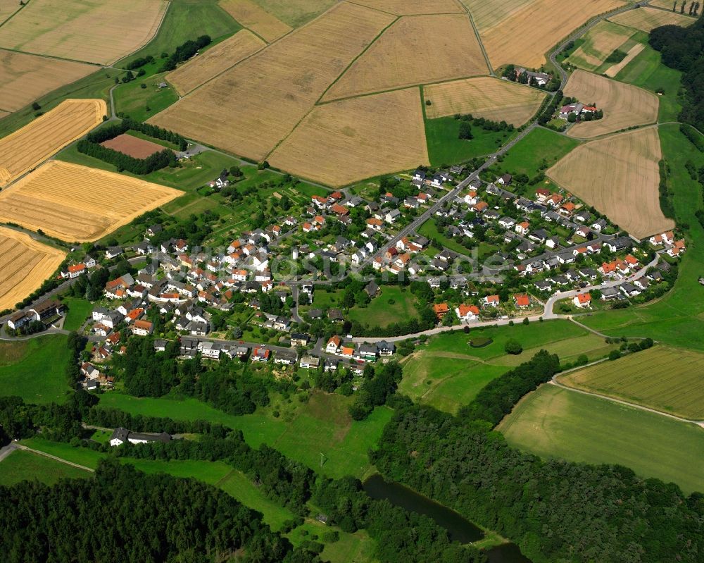 Schwickershausen aus der Vogelperspektive: Dorfkern am Feldrand in Schwickershausen im Bundesland Hessen, Deutschland