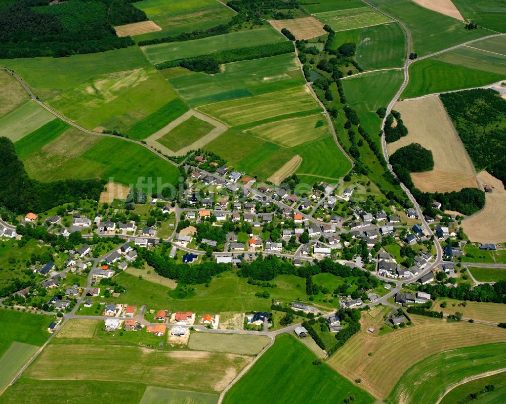 Luftaufnahme Schwollen - Dorfkern am Feldrand in Schwollen im Bundesland Rheinland-Pfalz, Deutschland