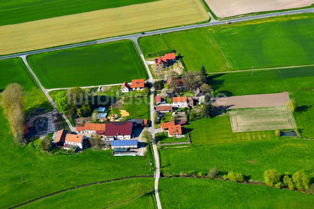 Seeramsmühle aus der Vogelperspektive: Dorfkern am Feldrand in Seeramsmühle im Bundesland Bayern, Deutschland