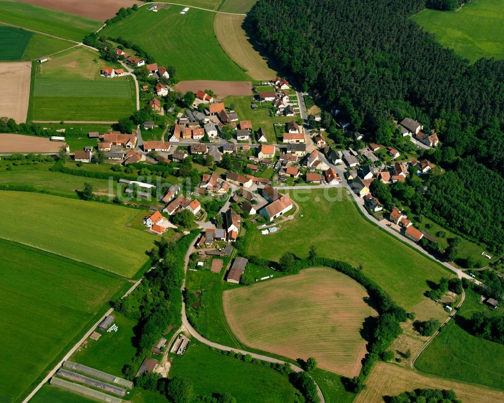 Seitendorf aus der Vogelperspektive: Dorfkern am Feldrand in Seitendorf im Bundesland Bayern, Deutschland