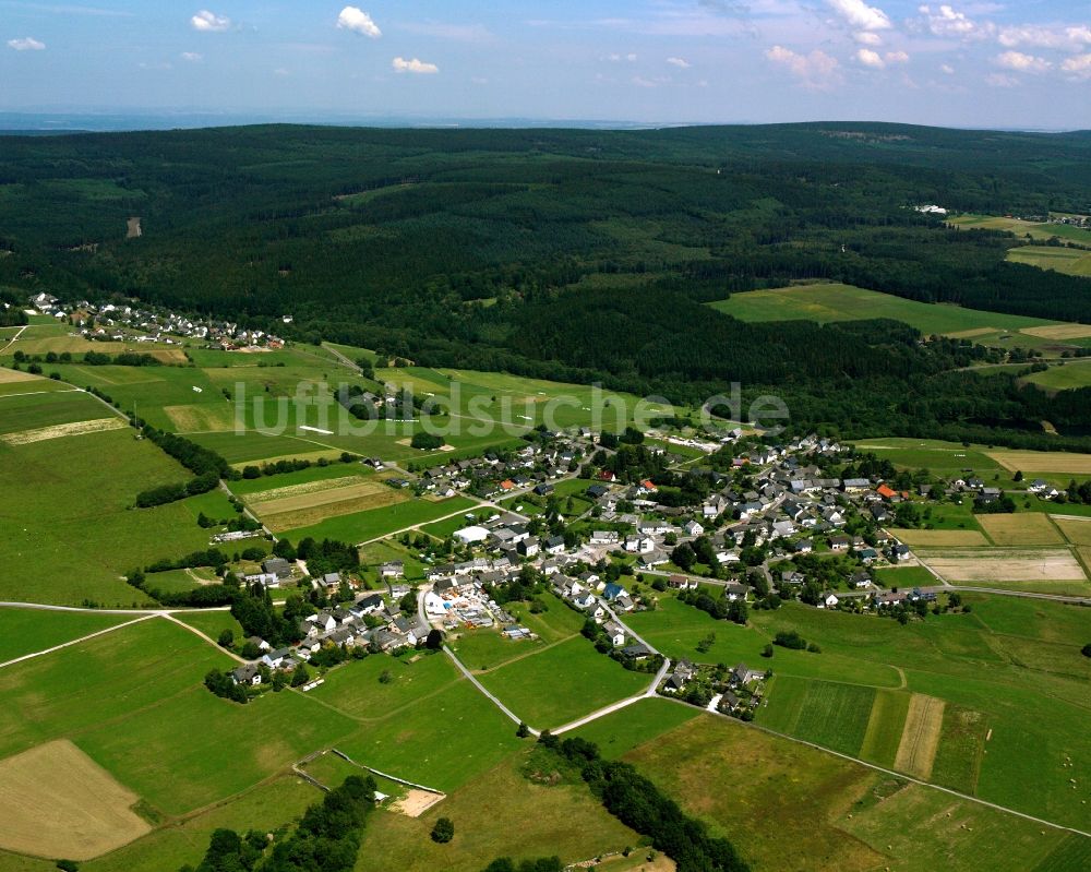 Luftaufnahme Sensweiler - Dorfkern am Feldrand in Sensweiler im Bundesland Rheinland-Pfalz, Deutschland