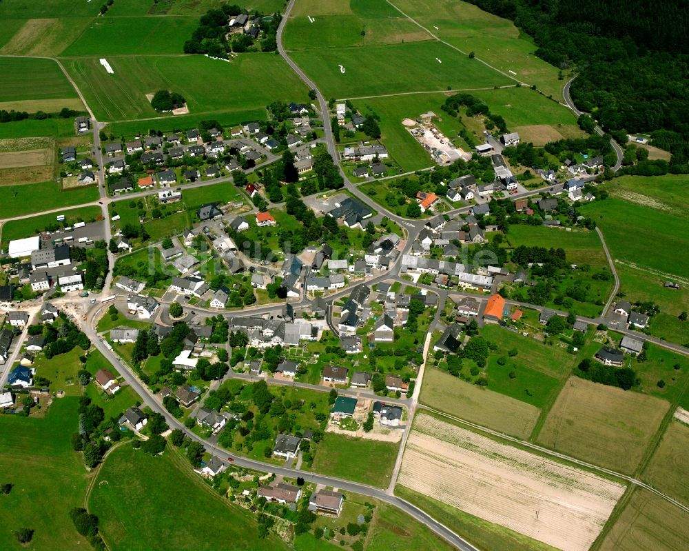 Sensweiler von oben - Dorfkern am Feldrand in Sensweiler im Bundesland Rheinland-Pfalz, Deutschland