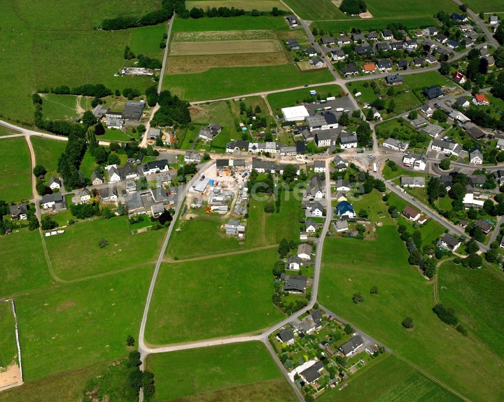 Sensweiler aus der Vogelperspektive: Dorfkern am Feldrand in Sensweiler im Bundesland Rheinland-Pfalz, Deutschland