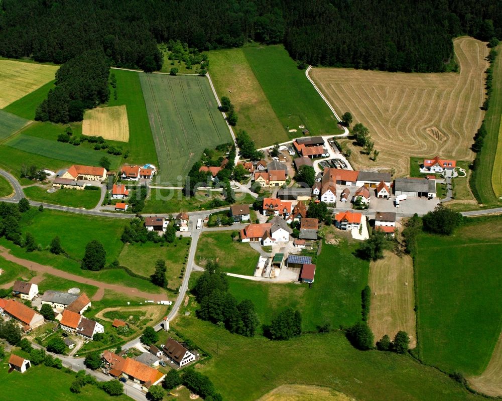 Sickersdorf aus der Vogelperspektive: Dorfkern am Feldrand in Sickersdorf im Bundesland Bayern, Deutschland