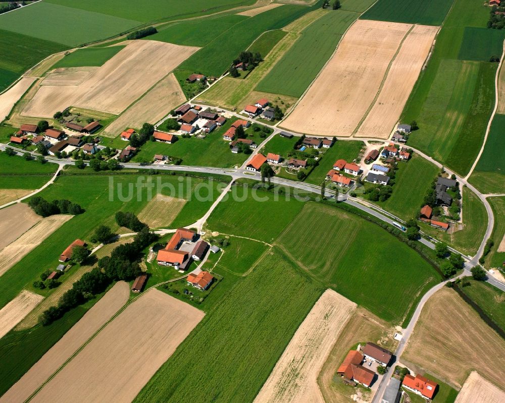 Siebengadern aus der Vogelperspektive: Dorfkern am Feldrand in Siebengadern im Bundesland Bayern, Deutschland