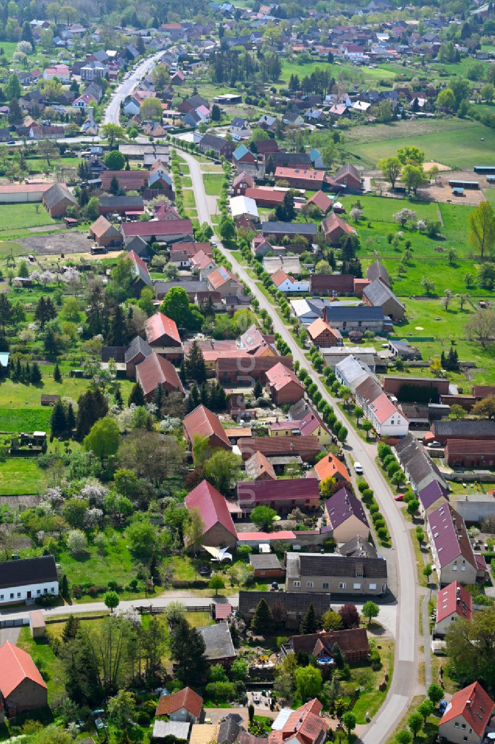 Sieversdorf von oben - Dorfkern am Feldrand in Sieversdorf im Bundesland Brandenburg, Deutschland