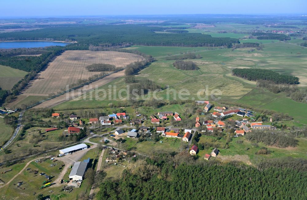 Siggelkow von oben - Dorfkern am Feldrand in Siggelkow im Bundesland Mecklenburg-Vorpommern, Deutschland