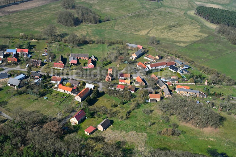 Siggelkow aus der Vogelperspektive: Dorfkern am Feldrand in Siggelkow im Bundesland Mecklenburg-Vorpommern, Deutschland