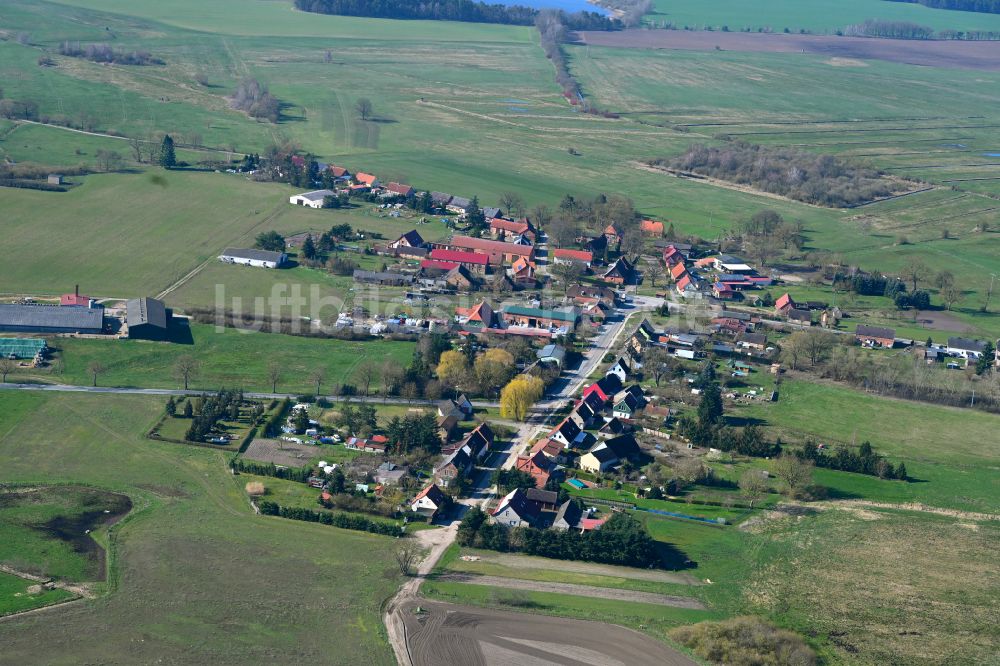 Luftaufnahme Siggelkow - Dorfkern am Feldrand in Siggelkow im Bundesland Mecklenburg-Vorpommern, Deutschland