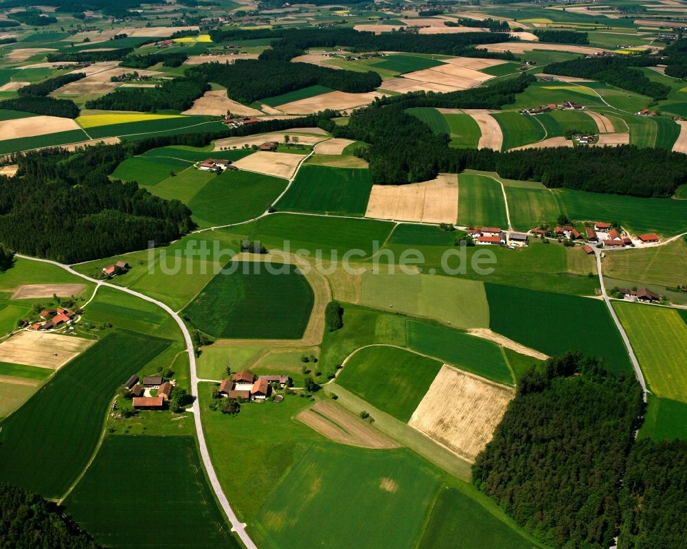 Siglthann aus der Vogelperspektive: Dorfkern am Feldrand in Siglthann im Bundesland Bayern, Deutschland