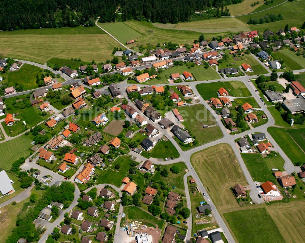 Simmersfeld aus der Vogelperspektive: Dorfkern am Feldrand in Simmersfeld im Bundesland Baden-Württemberg, Deutschland