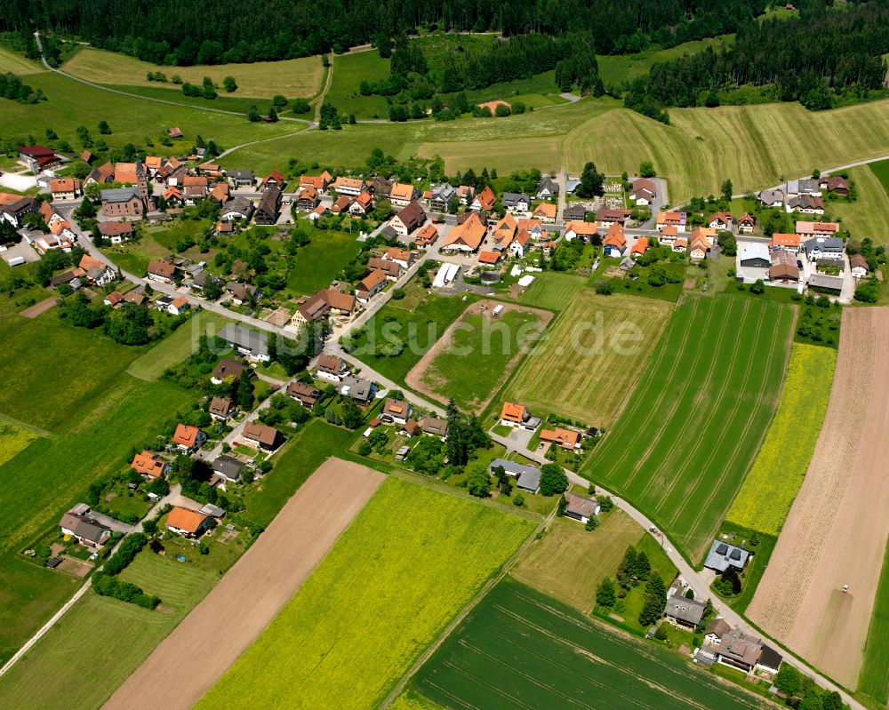 Luftaufnahme Simmersfeld - Dorfkern am Feldrand in Simmersfeld im Bundesland Baden-Württemberg, Deutschland