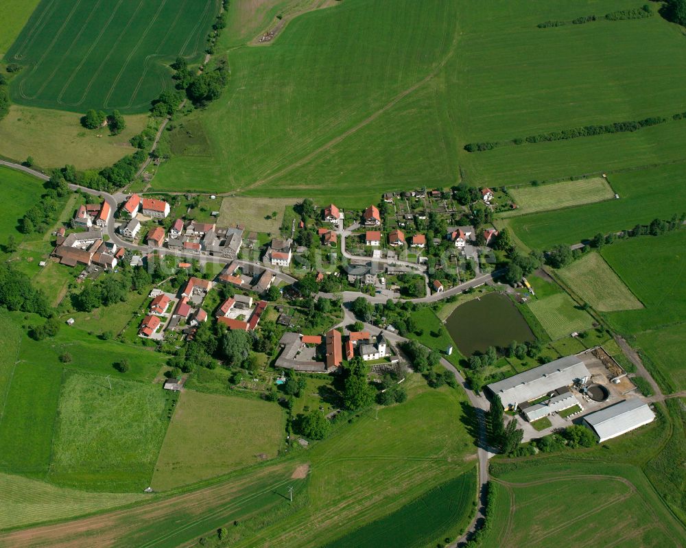 Sirbis aus der Vogelperspektive: Dorfkern am Feldrand in Sirbis im Bundesland Thüringen, Deutschland