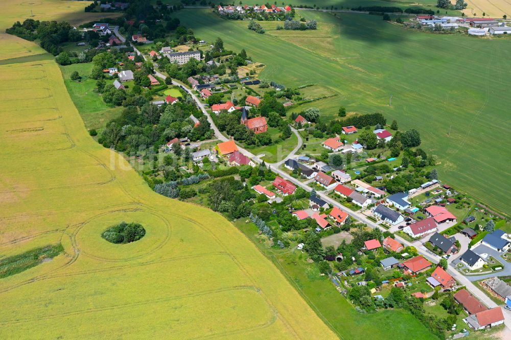 Luftbild Sülten - Dorfkern am Feldrand in Sülten im Bundesland Mecklenburg-Vorpommern, Deutschland