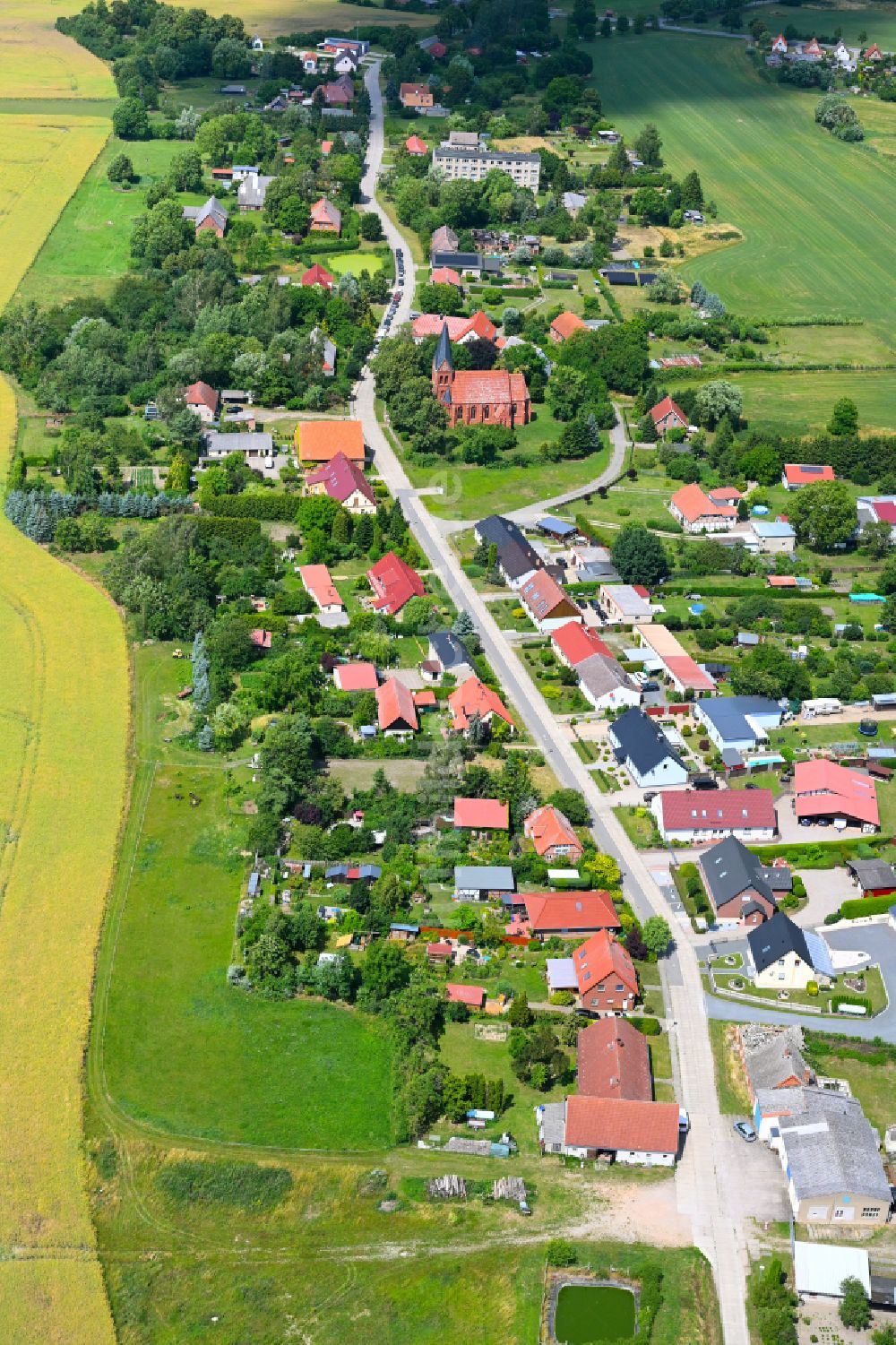 Luftaufnahme Sülten - Dorfkern am Feldrand in Sülten im Bundesland Mecklenburg-Vorpommern, Deutschland