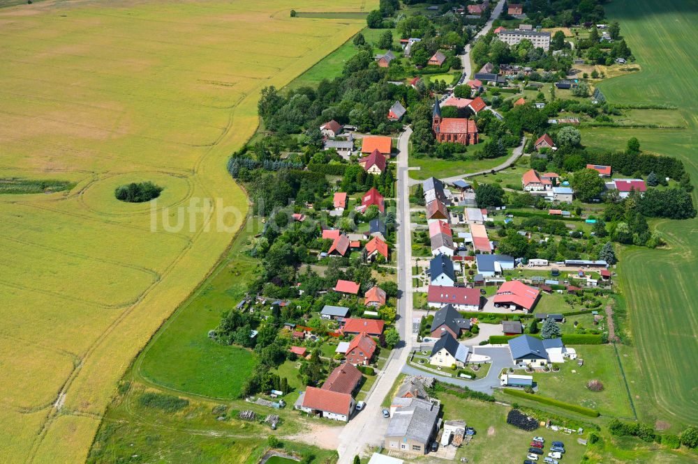 Sülten von oben - Dorfkern am Feldrand in Sülten im Bundesland Mecklenburg-Vorpommern, Deutschland