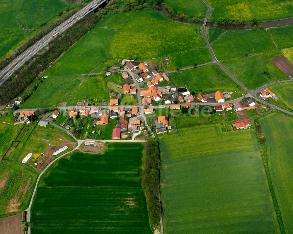 Solms von oben - Dorfkern am Feldrand in Solms im Bundesland Hessen, Deutschland