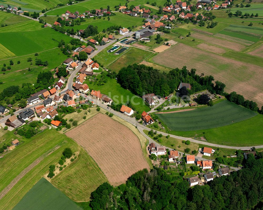 Luftaufnahme Sommenhardt - Dorfkern am Feldrand in Sommenhardt im Bundesland Baden-Württemberg, Deutschland