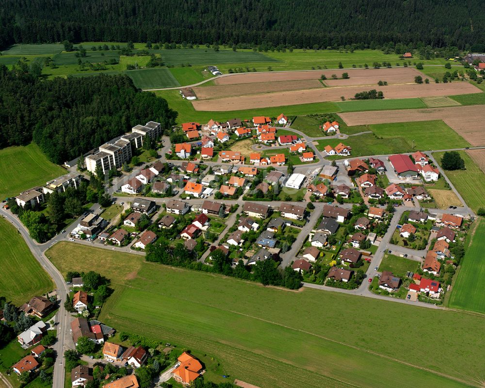 Sommenhardt aus der Vogelperspektive: Dorfkern am Feldrand in Sommenhardt im Bundesland Baden-Württemberg, Deutschland