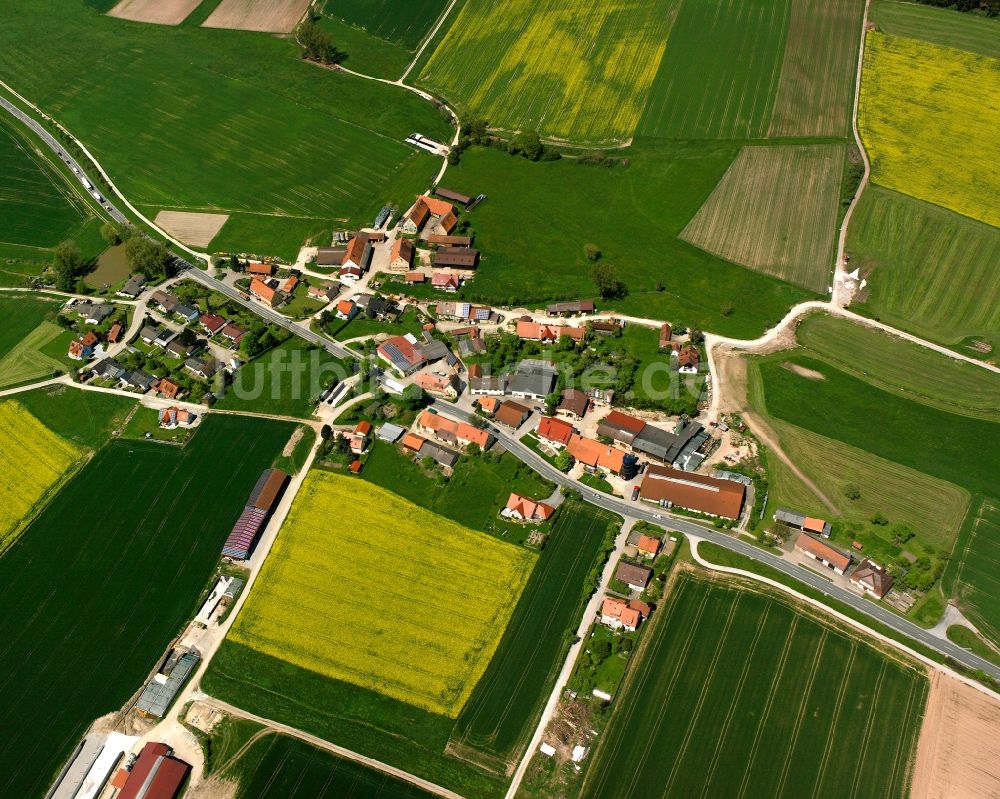 Sommerau von oben - Dorfkern am Feldrand in Sommerau im Bundesland Bayern, Deutschland