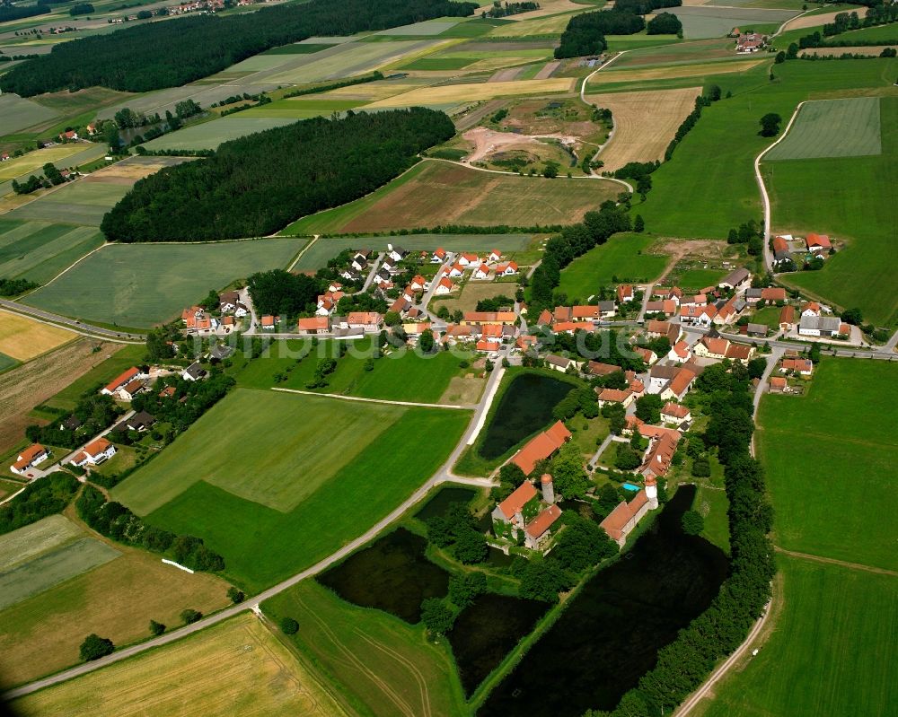 Luftaufnahme Sommersdorf - Dorfkern am Feldrand in Sommersdorf im Bundesland Bayern, Deutschland