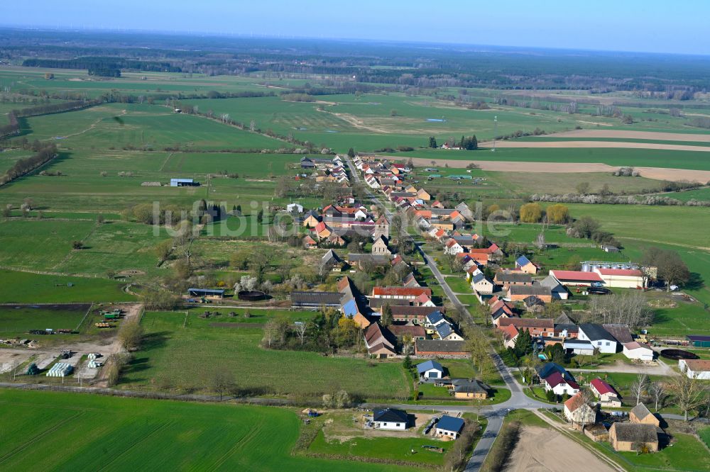 Sonnenberg von oben - Dorfkern am Feldrand in Sonnenberg im Bundesland Brandenburg, Deutschland