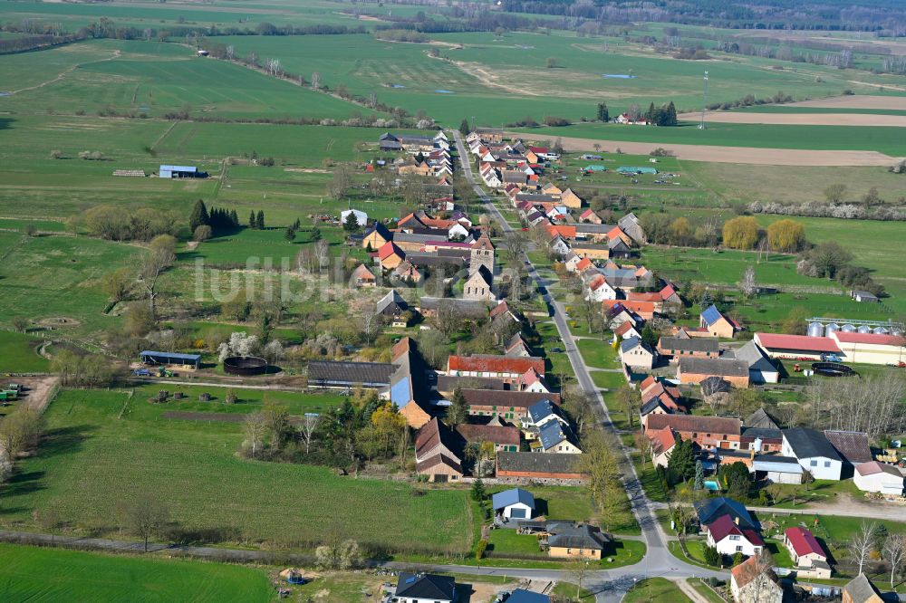 Sonnenberg aus der Vogelperspektive: Dorfkern am Feldrand in Sonnenberg im Bundesland Brandenburg, Deutschland