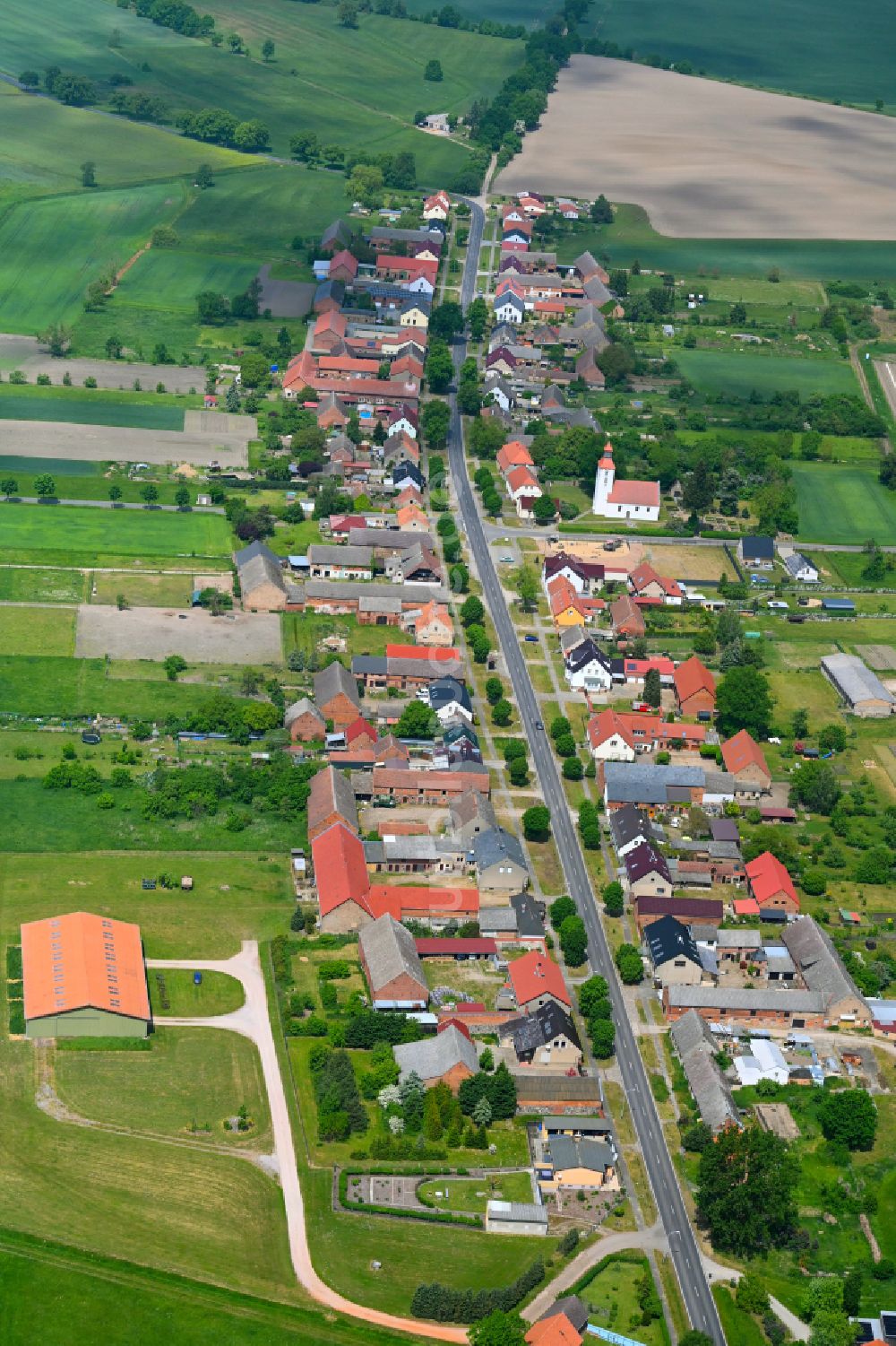 Sonnenberg von oben - Dorfkern am Feldrand in Sonnenberg im Bundesland Brandenburg, Deutschland