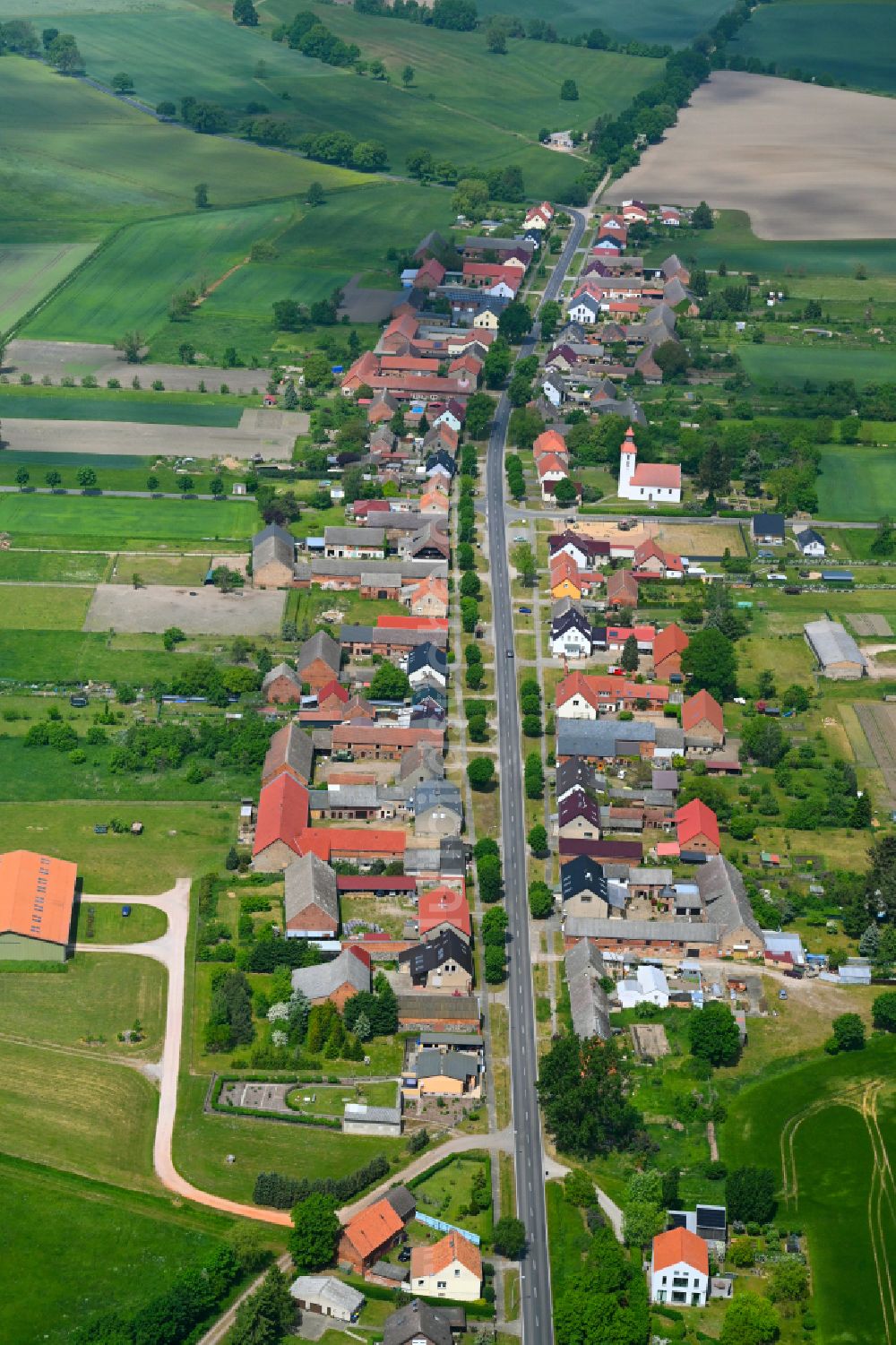 Sonnenberg aus der Vogelperspektive: Dorfkern am Feldrand in Sonnenberg im Bundesland Brandenburg, Deutschland