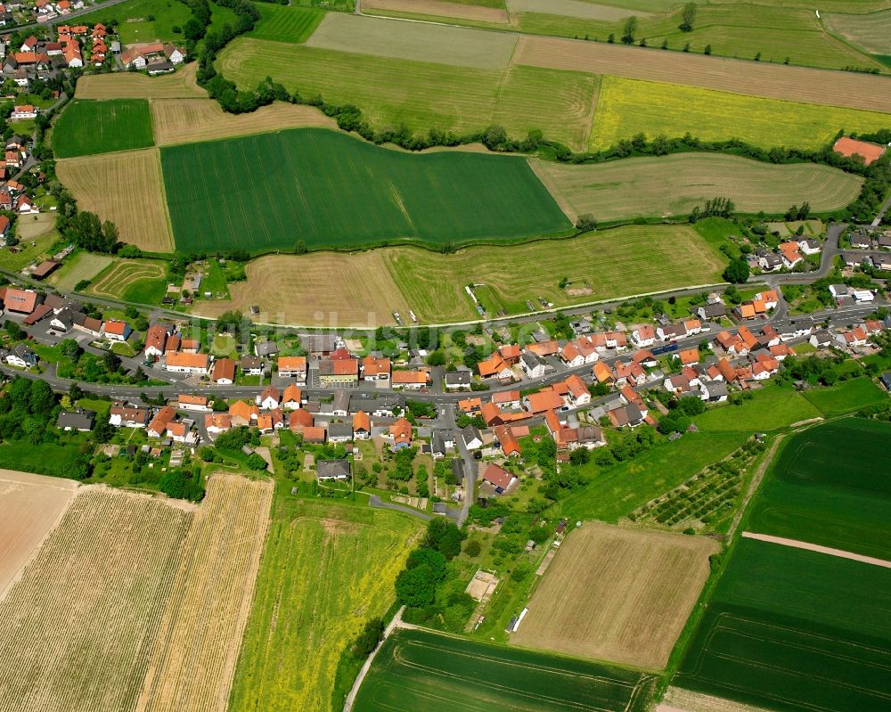 Sorga aus der Vogelperspektive: Dorfkern am Feldrand in Sorga im Bundesland Hessen, Deutschland