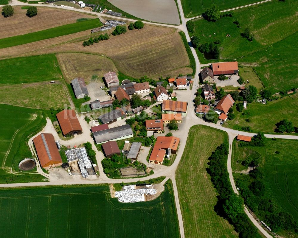 Spielberg von oben - Dorfkern am Feldrand in Spielberg im Bundesland Bayern, Deutschland